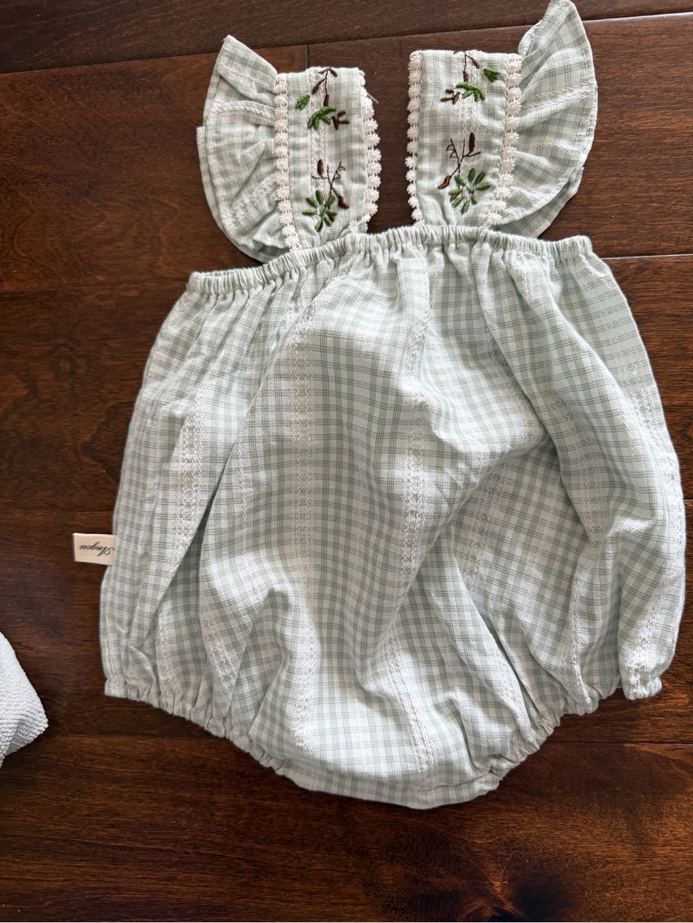 NEW GREEN & WHITE SEERSUCKER ROMPER 6-9 months